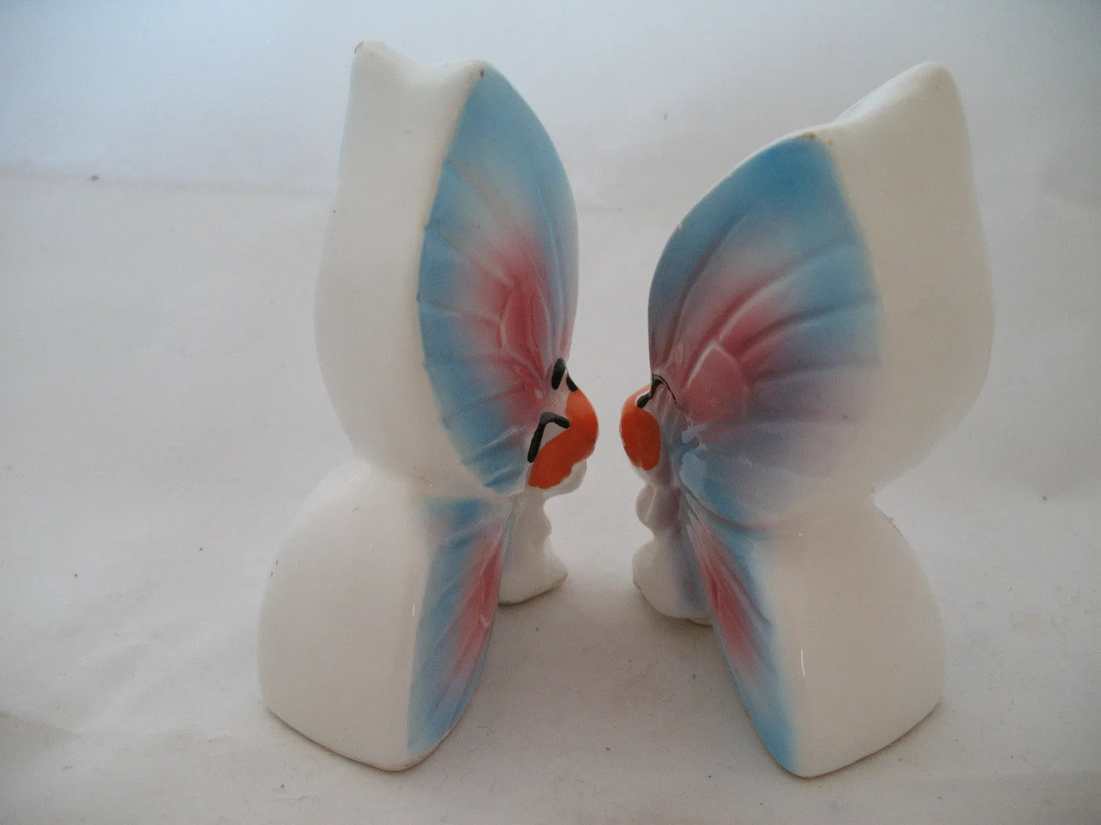 LOT 2pc BLUE PINK BUTTERFLY BUTTERFLIES Ceramic Kitchen SALT PEPPER SHAKER JAPAN