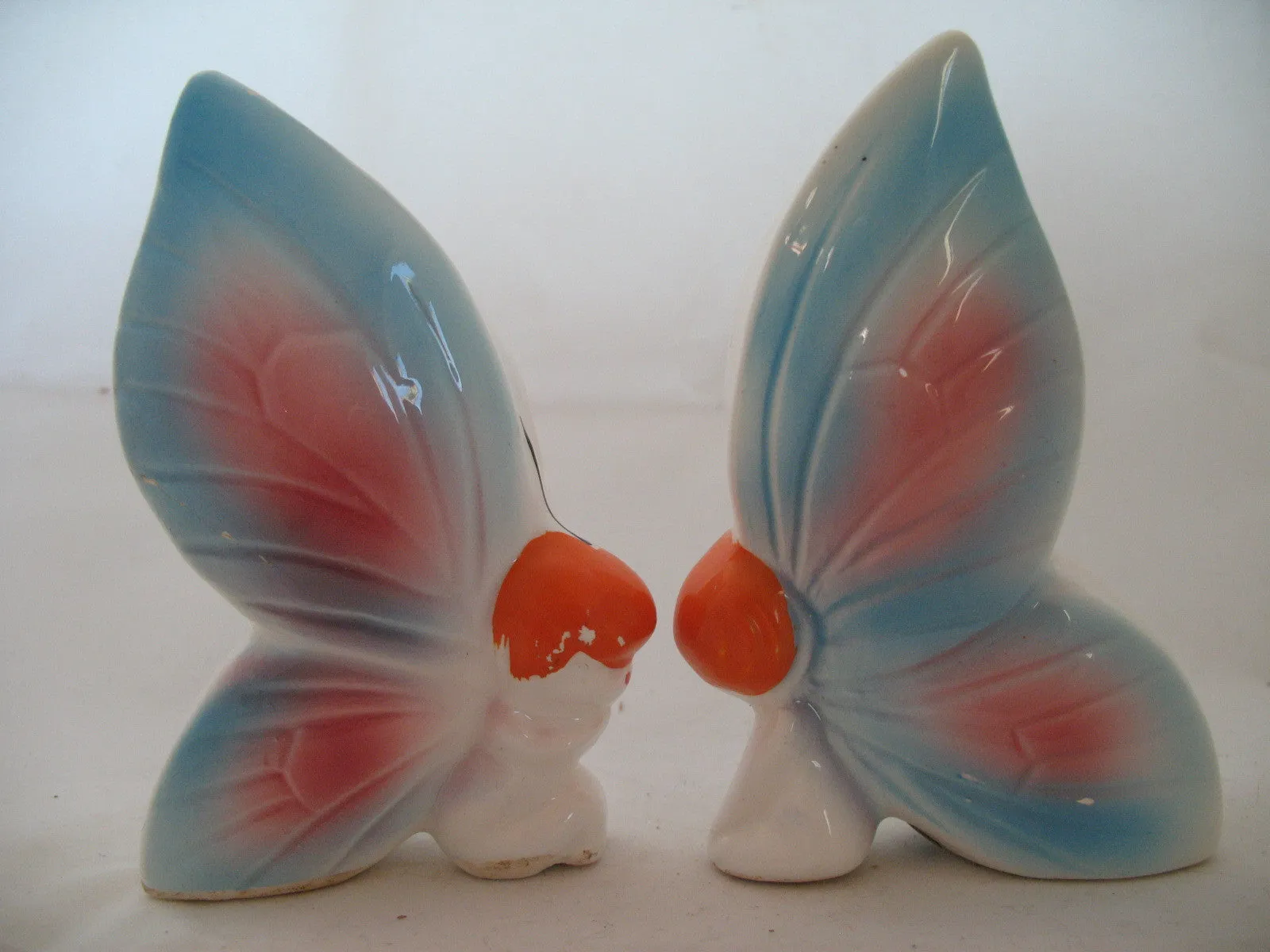 LOT 2pc BLUE PINK BUTTERFLY BUTTERFLIES Ceramic Kitchen SALT PEPPER SHAKER JAPAN