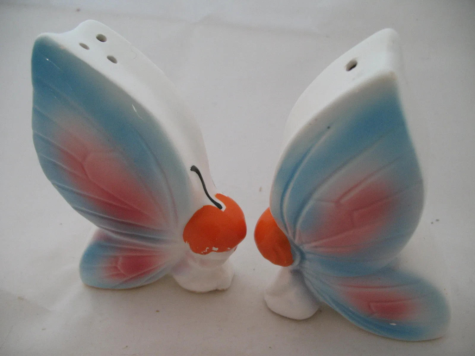 LOT 2pc BLUE PINK BUTTERFLY BUTTERFLIES Ceramic Kitchen SALT PEPPER SHAKER JAPAN